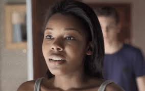 Il est diffusé quotidiennement du lundi au vendredi depuis le 27 août 2018 en france sur france 2 à 20 h 40. Un Si Grand Soleil En Avance Elisabeth Enterre Hugues Ines Rompt Avec Enzo Le Resume De L Episode Du 21 Aout 2020