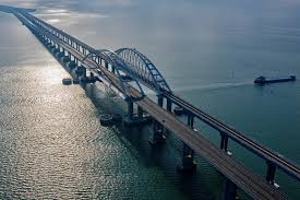 Крымский мост через керченский пролив состоит с 2 параллельных мостовых переходов под пропуск автомобильного и железнодорожного транспорта с пролетом 227 м. Stroitelstvo Zheleznodorozhnoj Chasti Krymskogo Mosta Oficialno Zaversheno Rossijskaya Gazeta