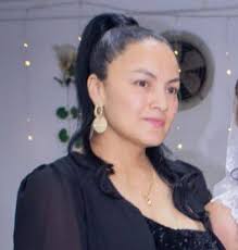 Esposa de Yeison Jiménez abrazó su ataúd durante el homenaje en Bogotá.  Sonia Restrepo permaneció junto a Yeison mientras miles de fanáticos  coreaban sus canciones en una emotiva despedida. #yeisonjimenez  #yeisonjimenezconelcorazon #conelcorazon #