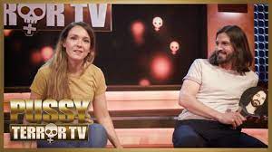 Komikerin carolin kebekus hat den lockdown genutzt und ein buch geschrieben. Besoffen Beim Fc Kebekusse Im Geschwister Duell Pussyterror Tv Youtube