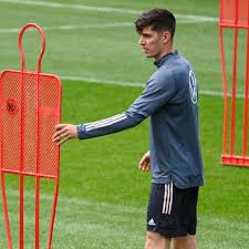 Havertz setzt gegen cristiano ronaldo von hinten zur grätsche havertz klärt eine freistoßflanke von bruno fernandes per kopf, im anschluss eilt neuer herbei und. Havertz Kampft Um Seine Rolle Alles Geht Trotz Muller Fussball