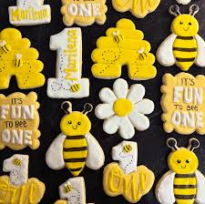 It's FUN to bee ONE! #firstbirthday #bumblebee #bumblebeecookies  #bumblebeebirthday #partyfavours #lootbags #sugarcookies #royalicing  #cookiedecorating #decoratedcookies #edibleart #cookiegram #instacookies  #cookieart