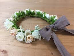 お子さんのお誕生日などに作ってあげたい花冠 実は100均に売られている材料だけで簡単に作ることができます 女の子ならきっと可愛い花冠に大喜びしてくれるはず 後ろのリボンでサイズ調節が可能なので ママと共有もできちゃいます 花冠の材料はこれだけ 花かん