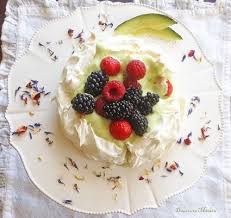 Recette De Pavlova Avocat Et Fruits Rouges Recette Pavlova Dessert Recette Pavlova