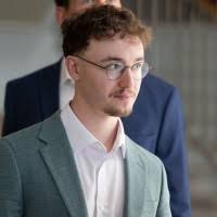 100+ Profile mit dem Suchbegriff „Comte“