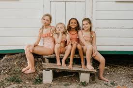 Il bikini, o il due pezzi, che usiamo oggi è stato inventato intorno al 1950, cioè quando nascevano le nostre. Folpetto Swim La Collezione Beachwear Giocosa Raffinata Ed Eco Friendly