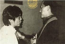 狄龍於1968年考入邵氏公司的南國演員訓練班。 翌年《死角》一片徵選主角，導演張徹從十個新人試鏡中首選了狄龍。 在之後的幾年中，狄龍主要與導演張徹合作，更是張徹認為在眾多選角中，與姜大衛扮演「雙角」最成功的搭檔。 張徹認為，以京戲 武生來比喻，姜大衛是「短打」，狄龍. ç‹„é¾å§œå¤§è¡›50å¹´æ©æ€¨æ¢³ç† ç‚ºä½•é€™å°æ¸¯åœˆé›™å­æ˜Ÿæœ€çµ‚æœƒèµ°å'æ±ºè£‚ æ¯æ—¥é ­æ¢