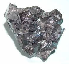 Zinc In Commerce Also Spelter Is A Metallic Chemical Element Which Is Found In The Mine And Is Used For Sun Screen And Shamp Mineralen Mineralogie Edelstenen
