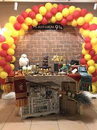 Come Organizzare La Festa Di Compleanno A Tema Harry Potter Per Bambini Bimbi A Fe Arredamento Stile Harry Potter Harry Potter Halloween Neonato Harry Potter