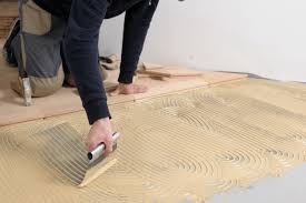 Retirez délicatement la bougie au maximum avec le côté d'une cuillère, puis éliminez les taches graisseuses en les ponçant doucement avec une éponge saupoudrée de bicarbonate de soude. Comment Enlever De La Colle Sur Du Bois