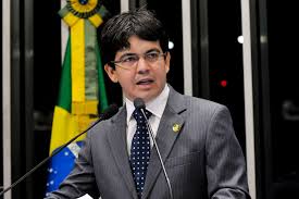 102, 105, 108 e 125 da constituição federal para extinguir o foro especial por prerrogativa de função nos casos. Lider Raps E Senador Randolfe Rodrigues Rede Ap Coleta Assinaturas De Pec Para Tornar Fundeb Vitalicio Raps