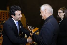 The access the house is to melt with the landscape and discover new spaces. Upb On Twitter Por El Desarrollo De Nuevos Productos En El Campo De La Arquitectura Y Su Compromiso Con La Investigacion En Upb82anos Destacamos Con El Talento Bolivariano En El Campo De