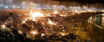 La noche de san juan se viene celebrando desde tiempos inmemoriales en todos los rincones del mundo, donde miles de personas se reúnen a lo largo del litoral sea como fuere, la noche de san juan se ha convertido en una festividad con gran arraigo entre los habitantes de málaga. Midsummer S Eve Night Of San Juan In Malaga Torremolinos Fuengirola Spanish Traditions