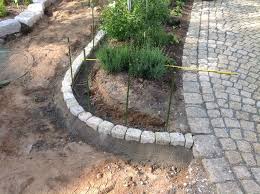 Un Bord De Pelouse Est Cree Un Bord De Pelouse En Granit Est Un Element Important En 2020 Amenagement Jardin Pelouse Deco Jardin