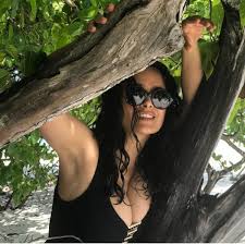 Michelle gisin, corinne suter et wendy holdener se livrent à la veille dans leur première course de coupe du monde de la. Salma Hayek In Swimsuit On Instagram Picture 2018 12 29 Celebskart