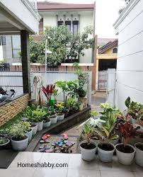 Teras rumahnya memang tidak terlalu besar, tapi cukup untuk menaruh gambar teras rumah selanjutnya ini hadir dengan sebuah taman kecil pada bagian depan rumah. 6 Solusi Agar Teras Rumah Tidak Banjir Dengan Taman Meresap Air Homeshabby Com Design Home Plans Home Decorating And Interior Design