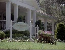 A dramedy centering around the relationship between a thirtysomething single mother and her teen daughter living in stars hollow, connecticut. Independence Inn Gilmore Girls Wiki Fandom