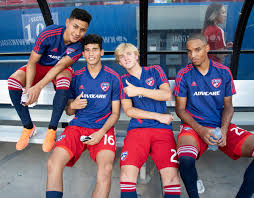 We are talking about an atypical central point , 1.85m tall, he is a dynamic guy, who knows how to be ready in the construction phase. Four Fc Dallas Homegrowns To Train With Fc Bayern Fc Bayern Munich