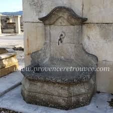 Vieille Fontaine En Pierre Naturelle Calcaire A La Patine Inimitable Fontaine Pierre Pierre Naturelle Pierre