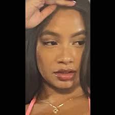 Mona Bloom's Instagram, Twitter & Facebook