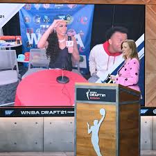 Chelsea dungee is an american basketball player with the women's national basketball association's dallas wings. Wnba Chelsea Dungee Of Arkansas Lands Close To Home With Dallas Wings Swish Appeal