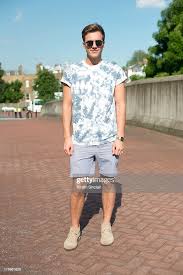 Marketing student Harry Williams wears Clarks shoes, Hollister shorts...  Photo d'actualité - Getty Images