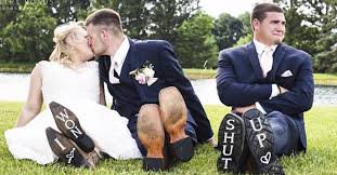 Susana guasch ha revolucionado las redes sociales después de poner un tuit que ha generado gran controversia entre los usuarios de twitter acerca de la destitución de julen lopetegui como. Una Pareja Invita Al Mejor Amigo Del Novio Para Las Fotografias De Su Boda Y Lo Convierten En El Hombre Del Ano