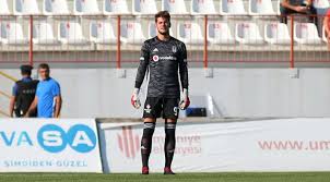 2 kasım 1997 tarihinden i̇stanbul'da dünyaya gelen utku yuvakuran'ın babası eski milli futbolcu semih yuvakuran'dır. Umraniyespor Besiktas In Genc Kalecisi Utku Yuvakuran I Istiyor