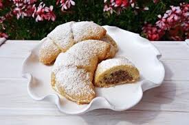 Rahmkipferl Mit Nussfulle Von Brigitteb Chefkoch Rezept Murbeteig Rezept Kuchen Susse Backerei Kuchen Und Torten Rezepte