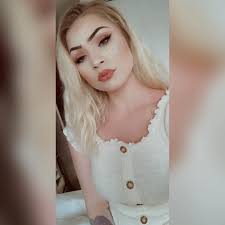 Shelly Renner's Instagram, Twitter & Facebook