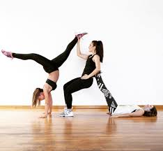 Routine Work The Abdomen And Arms Step Posisiones De Yoga Poses De Yoga De Parejas Yoga Por Parejas