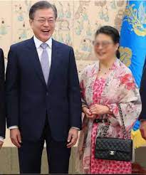 오늘아침 뉴스에 보니 옷가게 매장에서 여직원을 폭행한 주인공이 벨기에 대사 부인이라고 하던데.인종차별로 유명한 나라의 대사부인께서 몸소 벨기에 스타일을 제대로 보여주었네요. S5 Zq2fbvimyxm