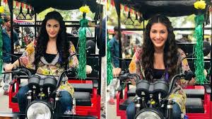 Just a better place for watching online movies for free. à¤ª à¤°à¤¸ à¤¥ à¤¨à¤® à¤• à¤² à¤ à¤…à¤® à¤¯à¤° à¤¦à¤¸ à¤¤ à¤° à¤¨ à¤šà¤² à¤¯ à¤ˆ à¤° à¤• à¤¶ à¤¬ à¤² à¤° à¤® à¤šà¤• à¤¥ à¤…à¤¨ à¤­à¤µ Amyra Dastur Learn To Ride E Rickshaw During Prassthanam Shoot Tmove Aajtak