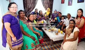 Sebenarnya, objektif utama kerajaan mengadakan rumah terbuka ini adalah untuk mengeratkan silaturahim dalam kalangan rakyat malaysia. India Sarawak Sedikit Tetapi Banyak Persatuan