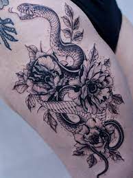 An artsy tattoo of a coiled snake. Ramon On Twitter Flower Thigh Tattoos Rattlesnake Tattoo Head Tattoos