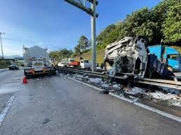 Lima dipercayai sekeluarga disahkan rentung dalam kemalangan membabitkan sebuah treler dan kereta di kilometer 255.3 lebuhraya utara selatan (plus) arah utara selepas terowong menora di kuala kangsar, hari ini. Pemandu Maut Kemalangan Tiga Lori Utusan Digital