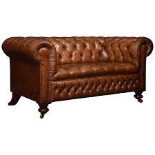 Die meisten chesterfield sofas sind mit hochwertigem leder gepolstert, das von europäischen was ein chesterfield sofa wirklich ausmacht ist der sitzschaum, bei sessel wie bei sofa ist diese. Antikes Braunes Leder Chesterfield Sofa Bei Pamono Kaufen