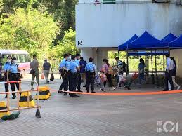 播出日期：2019年6月17日 主持：花家姐、阿巫 節目：香港奇案之你問我答#12 內容：－ 青春美麗嘅空姐陳曼儀，於2013年底被前男友莫俊賢扼斃後，藏屍荃灣住所衣櫃中. Lad2amr69tneym