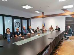 Concret, prin intermediul acesteia, părțile din dosarele de judecată, avocații acestora, executorul sau lichidatorul pot vizualiza și descărca online documente atașate la dosar. JudecÄƒtori StrÄƒini La Tribunalul Arad Arad 24 È™tiri Conectate La Realitate