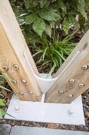Gardenista Cantilevered Pergola Footings Anchored In 3 Feet Of Concrete 2 Powder Coated Steel B Construccion En Madera Pilares De Madera Techos De Madera