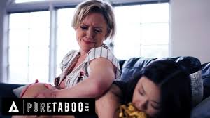 PURE TABOO ESTRICTA MILF Dee Williams disciplinas Lulu Chu por desobedecer  sus reglas de prudencia