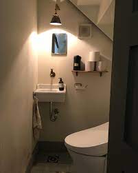 hanauta on instagram めっちゃ狭いけど素敵なデンさんのトイレ 壁に着いてるもののバランスがキメキメでは無い感じが好き dpluserevival トイレのインテリア 不規則が心地良い 狭くても心地良い トイレ 壁 トイレ インテリア 狭い トイレ