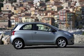 Introduced a few years ago, it offers a stylish and roomy interior, decent performance and a features list that will likely satisfy most buyers shopping in this segment. Toyota Yaris Ii 1 0 68 Km 2006 Hatchback 3dr Skrzynia Reczna Naped Przedni