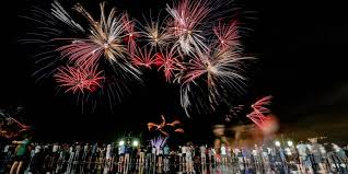 Ce dimanche soir, le spectacle pyrotechnique qui devait émerveiller les milliers de girondins réunis à proximité de la place de la bourse s'est finalement achevé au bout de seulement 16 minutes. Video Pourquoi Le Feu D Artifice Du 14 Juillet De Bordeaux A Ete Interrompu