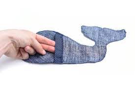 Ob bei verspannungen, kopfschmerzen oder als kleine einschlafhilfe, das niedliche kirschkernkissen wal aus der ocean club kollektion ist vielseitig einsetzbar und der perfekte kuschelfreund. Maritime Babygeschenke Kirschkernkissen Wal Bernina Blog