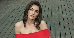 Hande subaşı, oyuncu ve model. Hande Subasi Baht Oyunu Nda