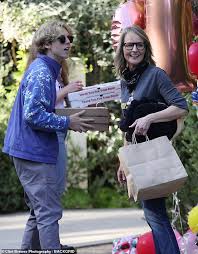 Hunt looks very aged and her appearance has changed. Helen Hunt Halt Sich An Social Distancing Richtlinien Wie Sie Gastgeber Der Drive By Sweet 16 Party Fur Tochter Aktuelle Boulevard Nachrichten Und Fotogalerien Zu Stars Sternchen