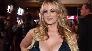 Quién es Stormy Daniels, la estrella porno que detonó la imputación a  Donald Trump - BBC News Mundo