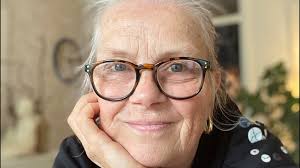 Eva samlar namnunderskrifter för att stoppa industribygge i Järna