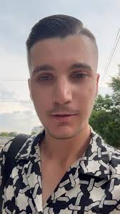 Din banii strânşi pentru spitalul AUR, Simion a dat $1.5 milioane fraților  Tate, pentru lobby